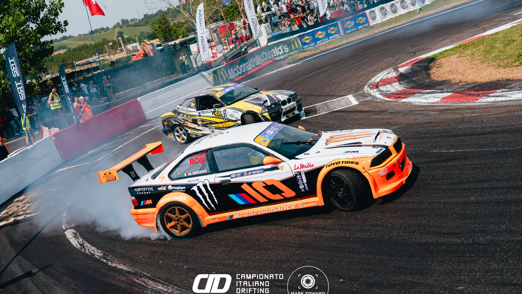 Auto da drifting in pista durante un evento CID