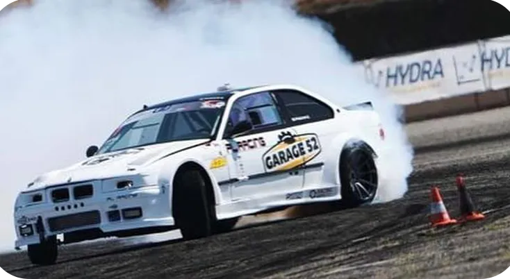 Auto in drift durante una run con presenza HDA a bordo pista