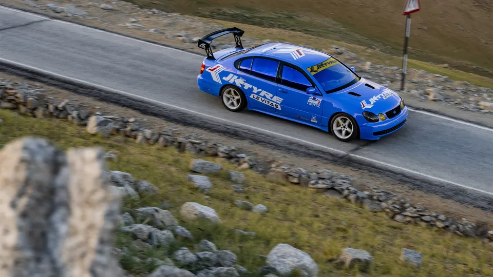 Auto del progetto Drift Above the Clouds in movimento sulla strada di Umling La