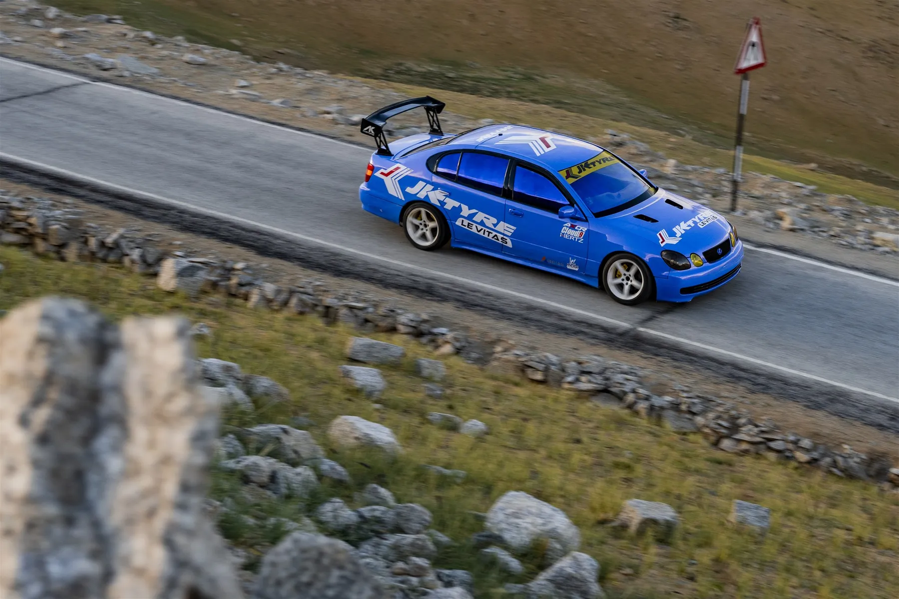 Auto del progetto Drift Above the Clouds in movimento sulla strada di Umling La